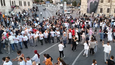 Tarihi meydanda eşsiz görüntüler! Aynı anda bin 58 kişi halay çekti