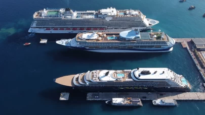 Kuşadası'na 3 kruvaziyerle 4 bin 170 turist geldi