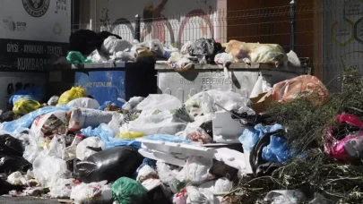 İzmir'de sokaklar yine çöp yığınlarıyla doldu