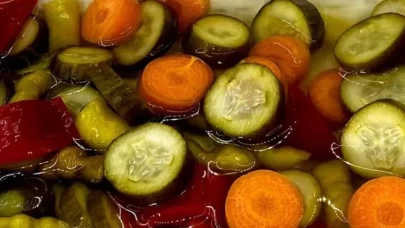 Sofralara renk katacak karışık yaz turşusu tarifi
