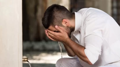 Abdest Alan Kişiye Selam Verilir mi? Diyanet’in Cevabı ve Abdest Hakkında Bilinmesi Gerekenler