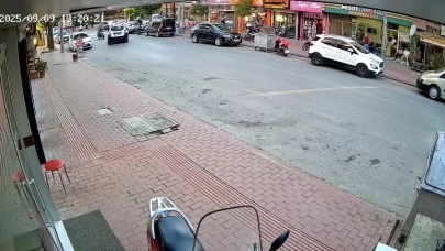 Cipe çarpan motosikletli metrelerce havaya savruldu: Kaza anı kamerada