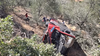 Burhaniye’de belediye otobüsü şarampole devrildi