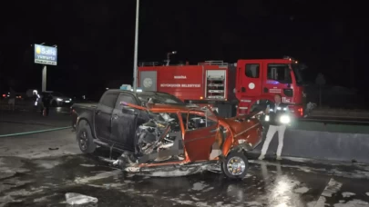 Manisa'da kamyonetle otomobil çarpıştı