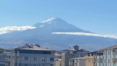 Ağrı Dağı'nın zirvesi yeni güne bembeyaz başladı