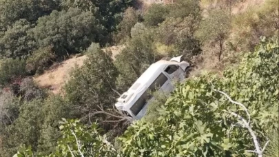 Uçuruma yuvarlanan öğrenci servisindeki 5 kişi yaralandı