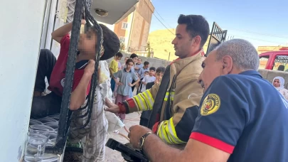 Kafası pencerenin demir korkuluğuna sıkışan çocuğu itfaiye ekipleri kurtardı