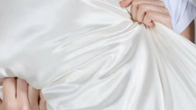 İpek yastık kılıfı ile kırışıklıklara meydan okuyun
