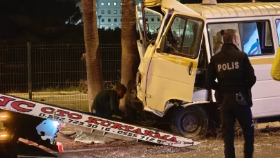 Gazipaşa’da kontrolden çıkan minibüs refüje çıktı