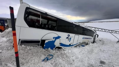 Van’da feci kaza: Otobüs kar küreme aracına çarptı