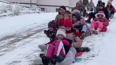 Artvin’de kar yağışı, çocuklar için şenliğine dönüştü