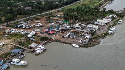 Antalya’yı hortum yıktı geçti: Seralar yıkıldı, tekneler parçalandı!