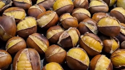 Kestaneleri suda bekletmeye gerek kalmıyor; Taksim’deki tablacıların tekniği meğer buymuş