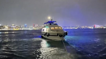 Sarayburnu önlerinde sürüklenen tekne kurtarıldı