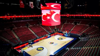 Fenerbahçe'den EuroLeague maçı öncesi bayrak şov