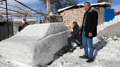 Sivas'ta bir vatandaş evinin önüne kardan otomobil ve gemi yaptı