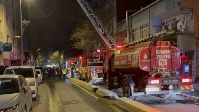 Beyoğlu’nda gece yarısı çatı yangını: Cadde trafiğe kapatıldı!