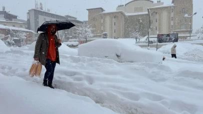 Sabah saatlerinde etkili olan kar, kentte hayatı durma noktasına getirdi!