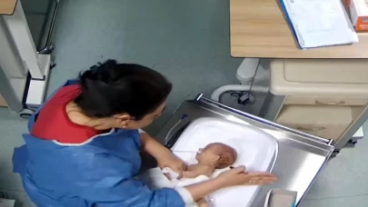 5 günlük bebeğe şiddet uygulamıştı! Cani hemşire tutuklandı