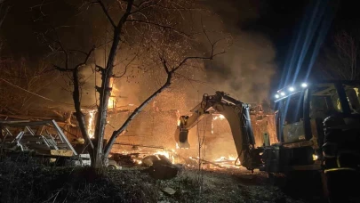 Laçin’de korkutan yangın! Ev ve depo küle döndü