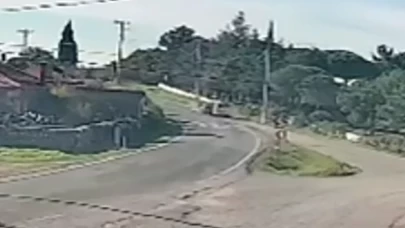 Ayvacık’ta iki araç kafa kafaya geldi! Kaza anı kamerada