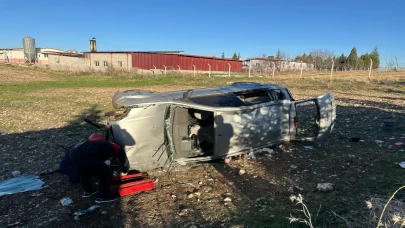 Uşak’ta aileyi taşıyan otomobil yoldan çıktı! Tarlaya savruldu