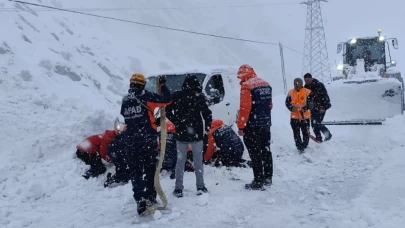 Hakkari’de çığın altında kalan araçtaki 2 kişi kurtarıldı