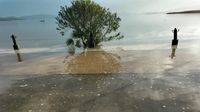Köyceğiz Gölü taştı, kordon sular altında kaldı!