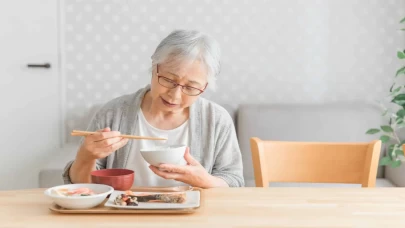 Yalnız yemek yiyen yaşlılarda kalp ve tansiyon riski yükseliyor