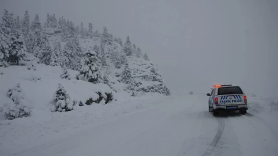 Antalya'da sel sonrası kar yağışı başladı