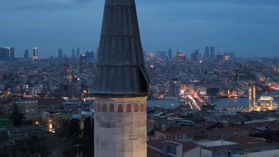 Lodos Beyazıt Camii’nde tehlike yarattı: Meydan yaya geçişine kapatıldı