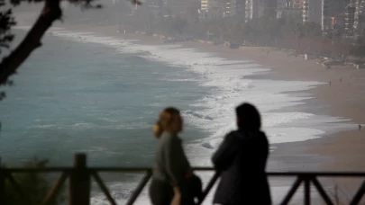 Fırtına sonrası Konyaaltı'nda ilginç görüntüler