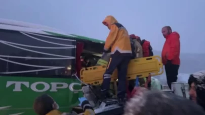 Karlı yolda duramayan otobüs tıra çarptı! Sıkışan yolcular için zamanla yarış başladı