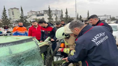 Antakya’da karşı şeride geçen minibüs dehşeti! Yaralıar var