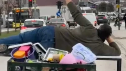 Motosiklette uzanarak yolculuk yaptı