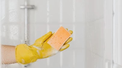 Duş kabini temizliğinde yeni trend: Yumuşatıcı ile camlar ayna gibi parlıyor!