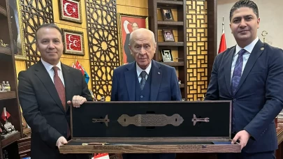 İsmail Özdemir ve Yıldıray Çiçek'ten doğum günü ziyareti! MHP Lideri Devlet Bahçeli’ye anlam yüklü hediye