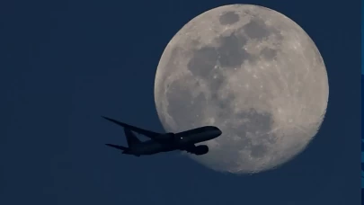 Doha semalarında görsel şölen: Dev dolunay ve yolcu uçağı aynı karede!