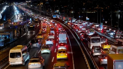 İstanbul’da mesai çıkışı trafik durma noktasına geldi: Yoğunluk yüzde 71’e yükseldi