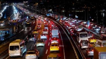 İstanbul’da akşam trafiği kilitlendi: Hem Anadolu hem de Avrupa yakası durma noktasında