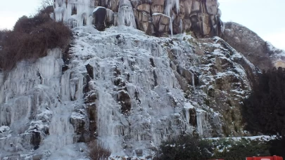 Tokat'ta yapay şelale buz tuttu