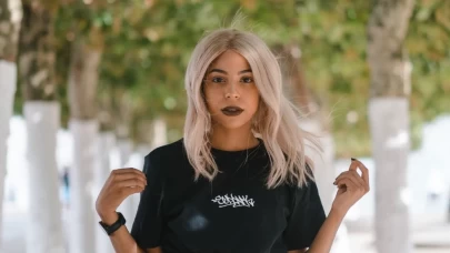 Gençlerin vazgeçilmezi: Siyah ve oversize giyinmenin nedenleri