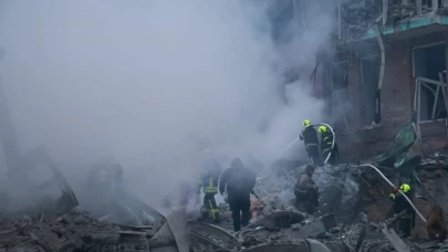 Rusya, Harkov'da 5 katlı binayı vurdu