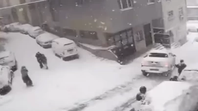 Kağıthane’de karla kaplı yokuşta kayan pikap 2 çocuğa çarptı