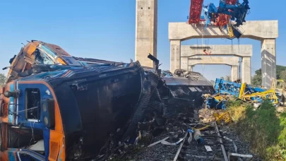 İnşaat vinci trenin üzerine düştü!