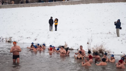 Slovakya’da Epifani Bayramı coşkusu: Soğuk suda geleneksel Üç Kral yüzüşü