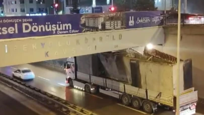 Erzurum’da beton blok yüklü tır alt geçide sıkıştı