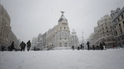 5 can kaybı, binlerce ev elektriksiz kaldı