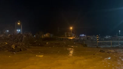 Çanakkale'de gece yarısı alarmı! Kepez çayı taştı, köprüler su altında kaldı