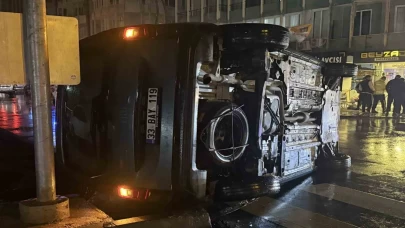 Tarsus’ta kavşakta feci çarpışma! Araç takla attı